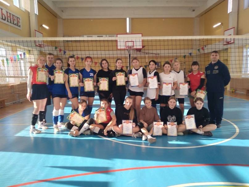 Соревнования по волейболу среди женских команд .